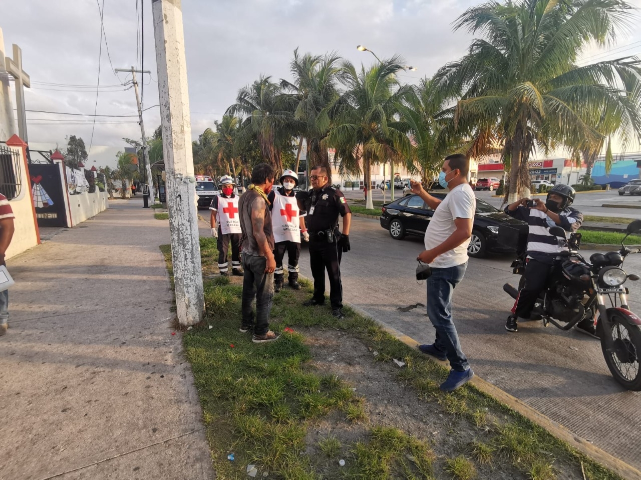 Paramédicos de la Cruz Roja intentaron valorar al hombre, pero se negaba recibir atención médica, llegando al grado de ponerse agresivo con los socorristas