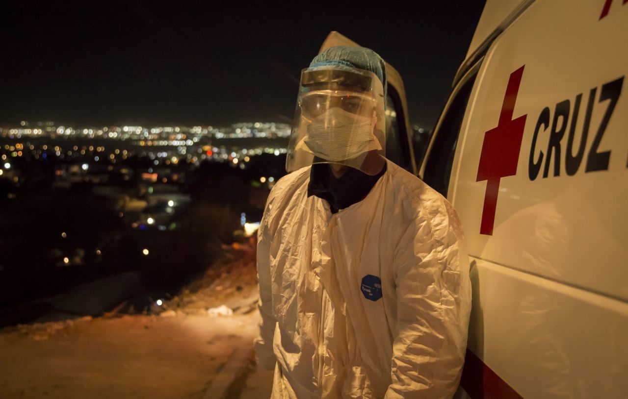 Trabajador de Cruz Roja durante la pandemia