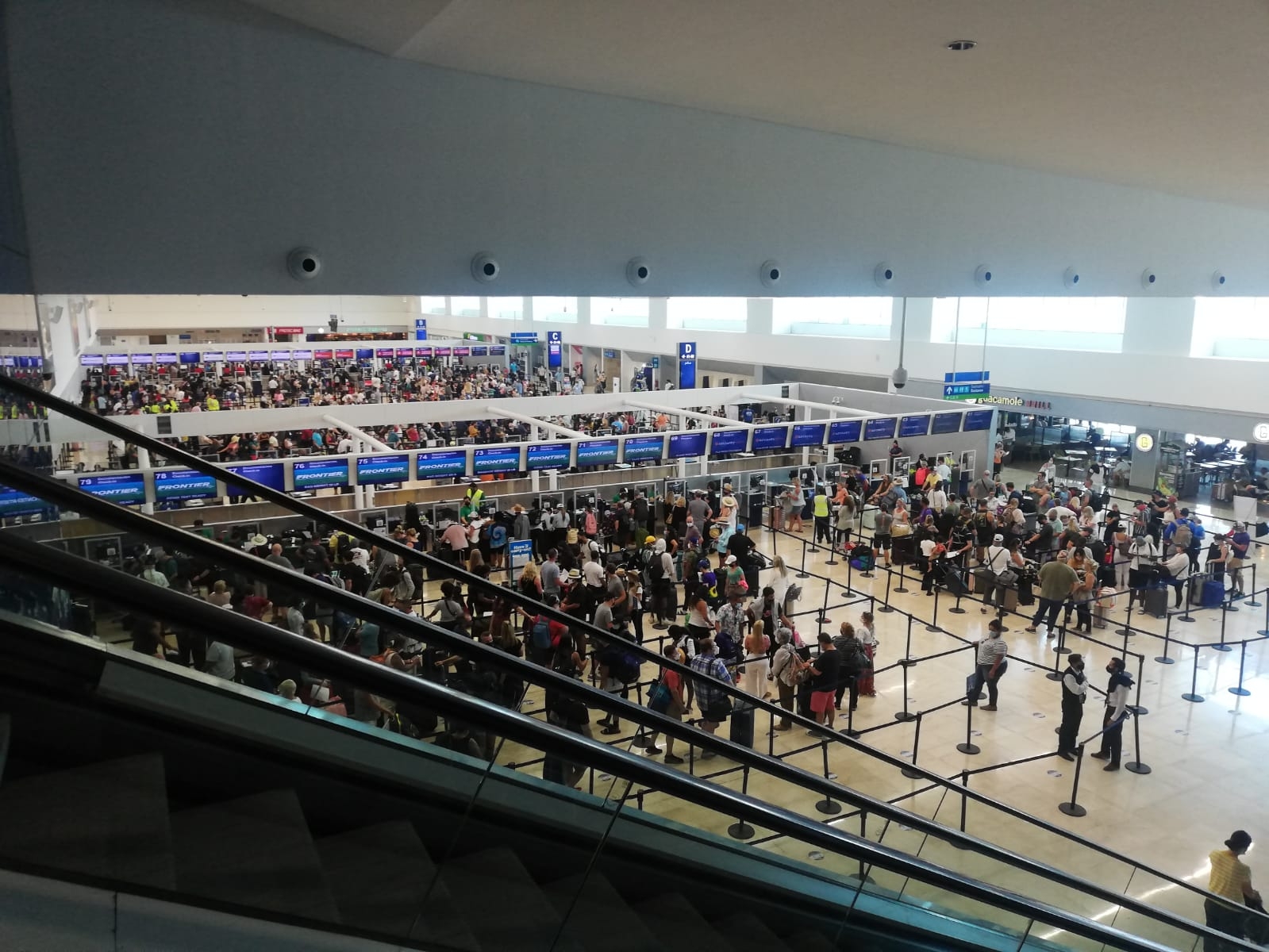 Aeropuerto de Cancún: Usuarios saturan terminales y no aplican sana distancia