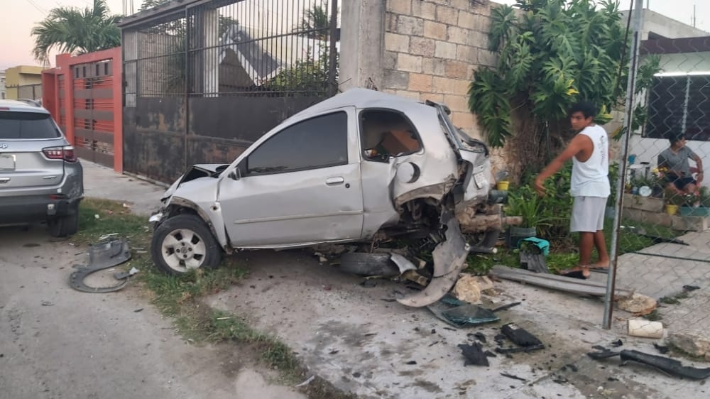 Mujer provoca carambola con pérdidas totales en calles de Chetumal