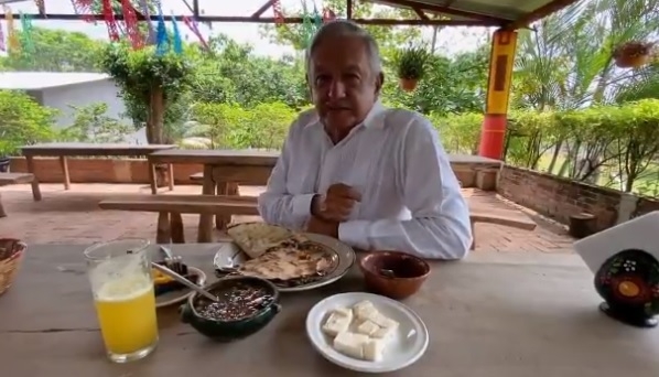 AMLO se detuvo en la comunidad de San Juan Guichicovi. para comer unas tlayudas