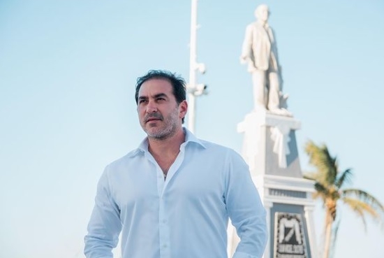 Con poses de mirrey y "autógrafos", el candidato la Alcaldía de Progreso Julián Zacarías intenta hacer su campaña