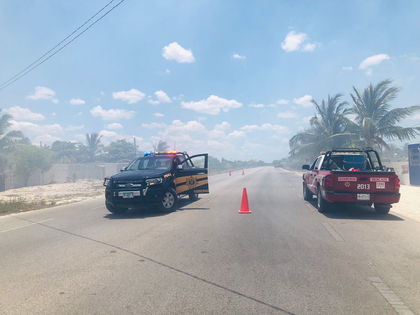 Ante el humo, la patrulla cerró la circulación sobre la carretera Chelem-Chuburná