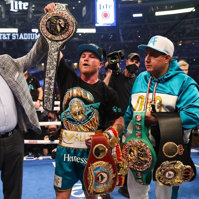 Saúl Canelo Álvarez es reconocido como el peleador del año