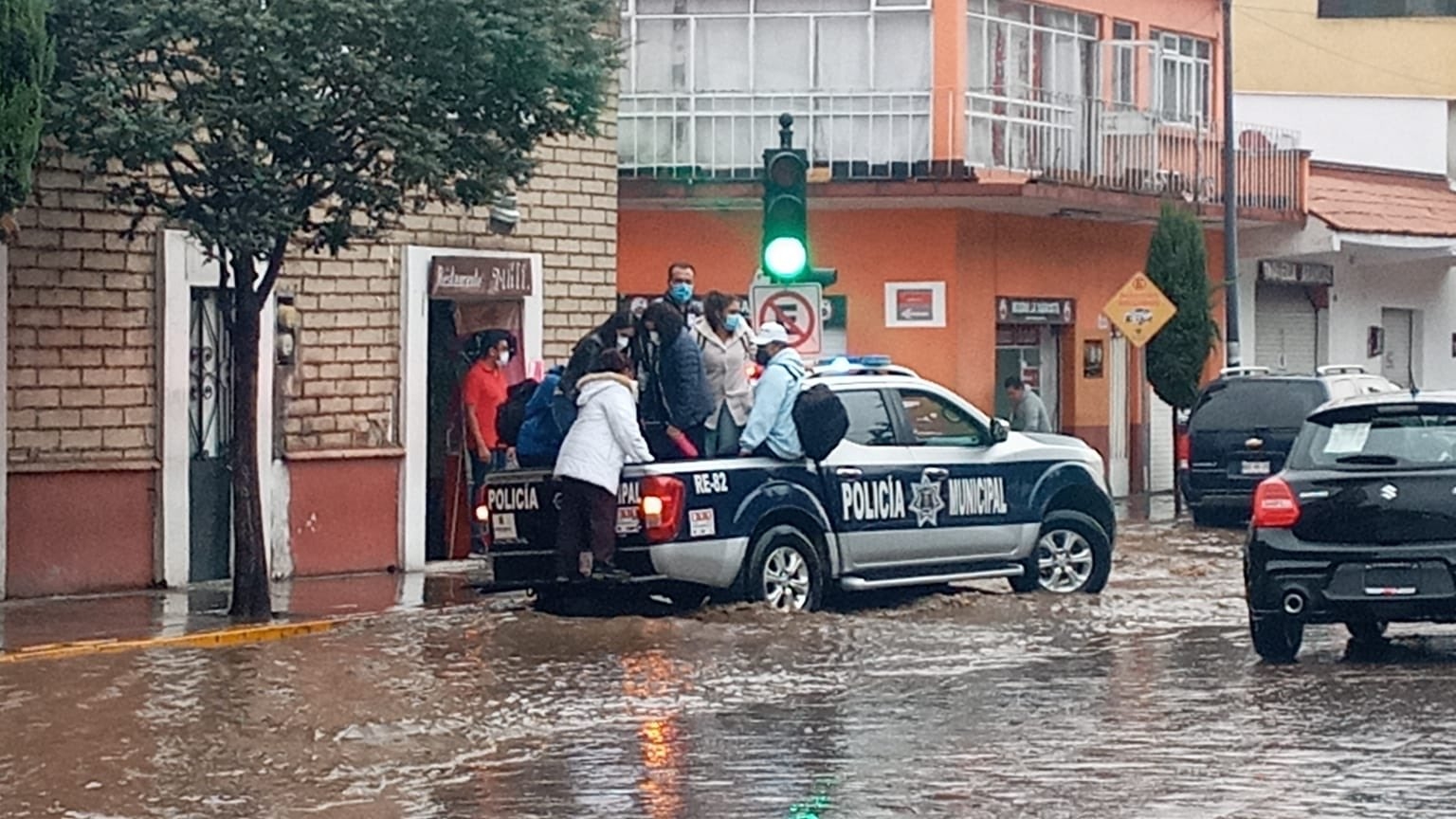 Al menos 30 autos permanecen flotando en el estacionamiento, además se reporta que hay gente atrapada en el lugar