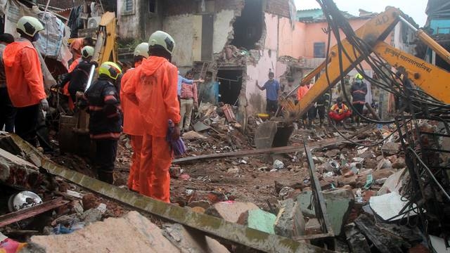 Derrumbe de edificio en India; deja 11 muertos y 7 heridos