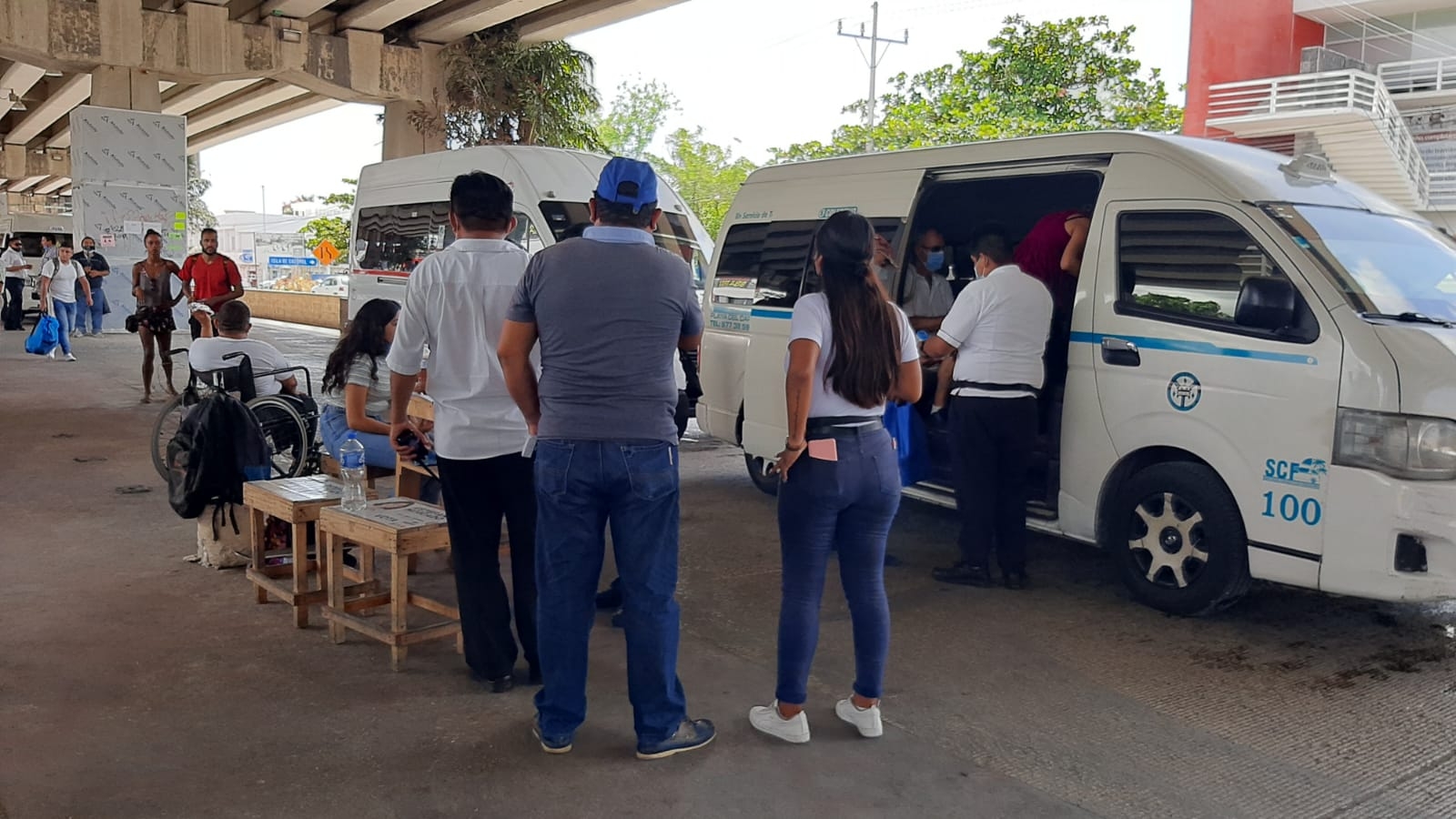 Sanitizan unidades de transporte colectivo en Playa del Carmen