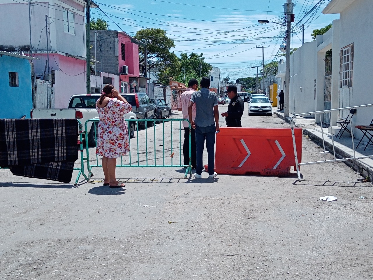 Ciudadanos a las afueras del Consejo Municipal del IEEC porque desconfían de funcionarios del IEEC en Ciudad del Carmen