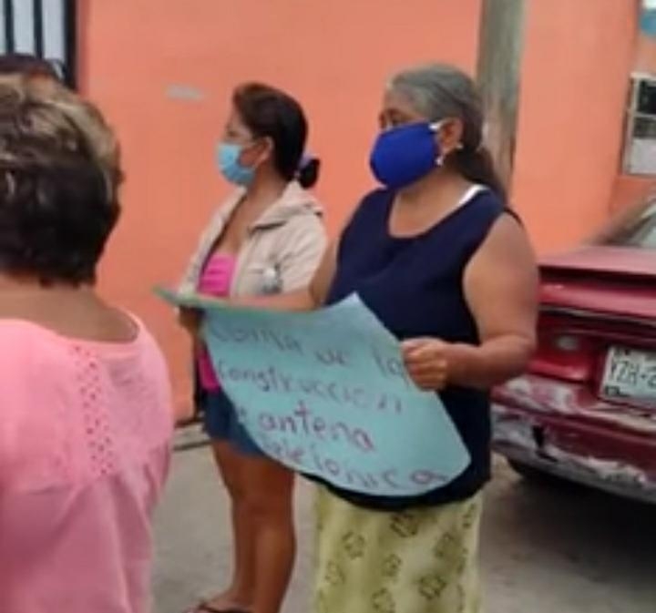 Cerca de 15 colonos se manifestaron inconformes con la obra, la cual tendrá una altura de 27 metros