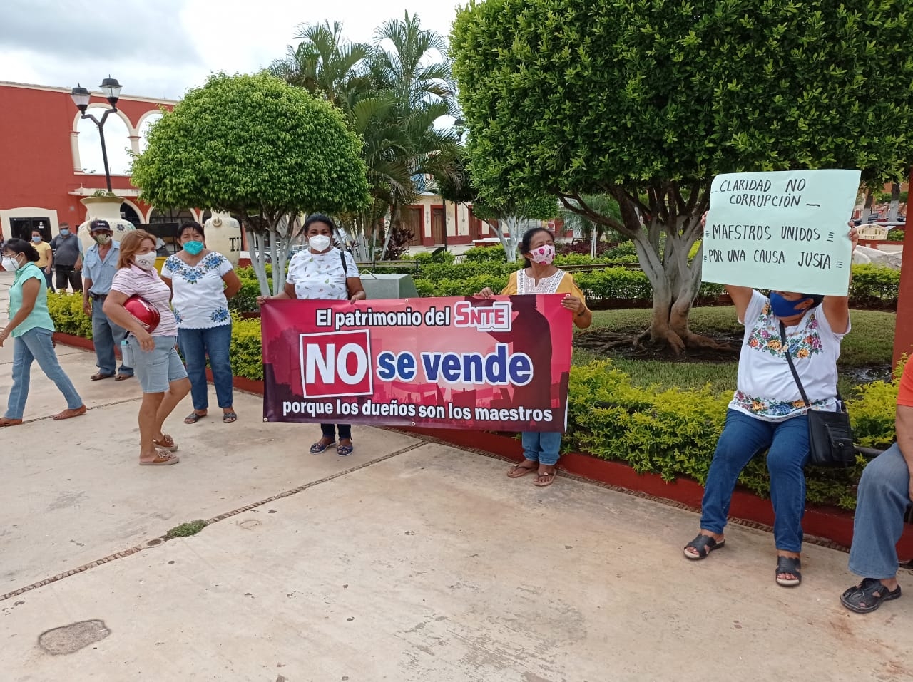Maestros de Ticul protestan por venta de terreno del SNTE