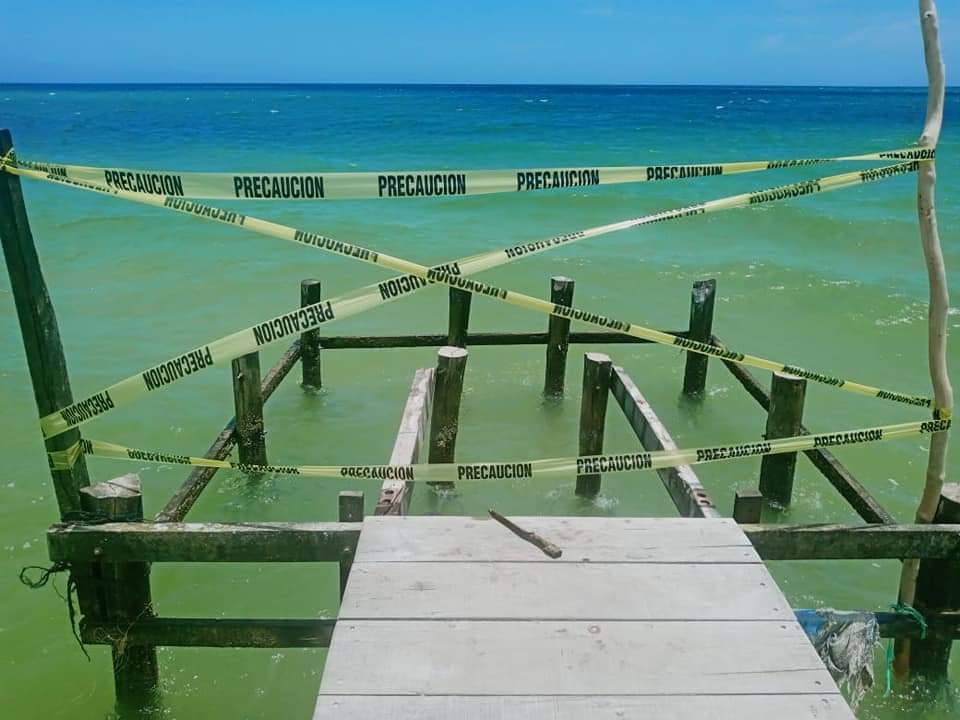 El muelle de Chelem está ubicado a la orilla de la playa con casas veraniegas