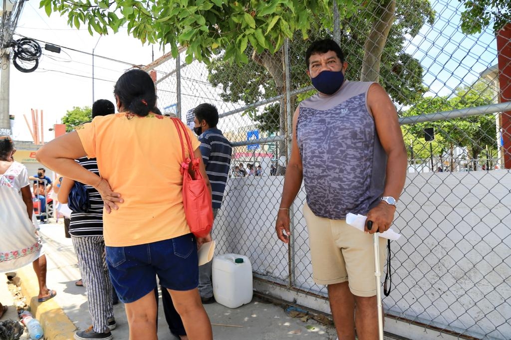 Hombre recibe vacuna tras un mes con COVID-19 en Playa del Carmen