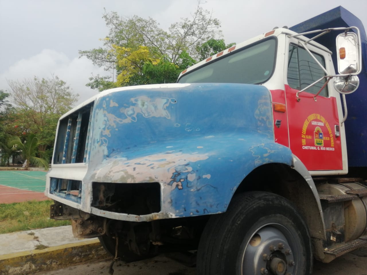 Volquete se incendia tras falla eléctrica, en Chetumal