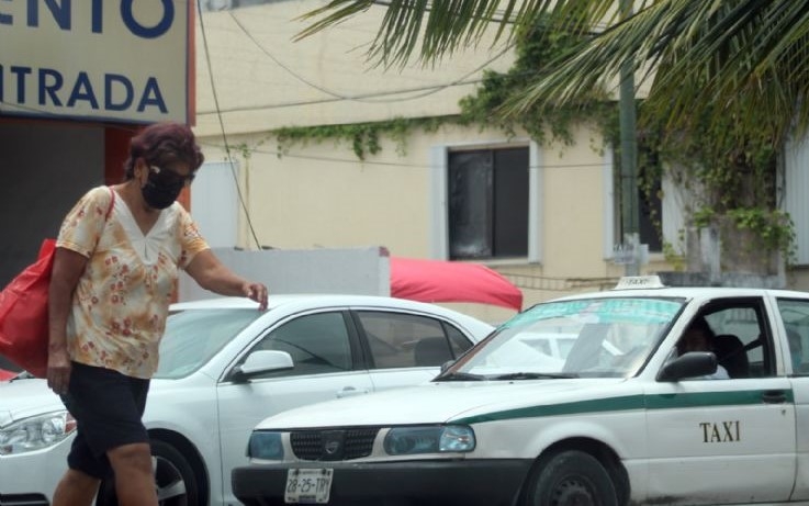 Reportan en redes sociales el robo de un taxi en Cancún