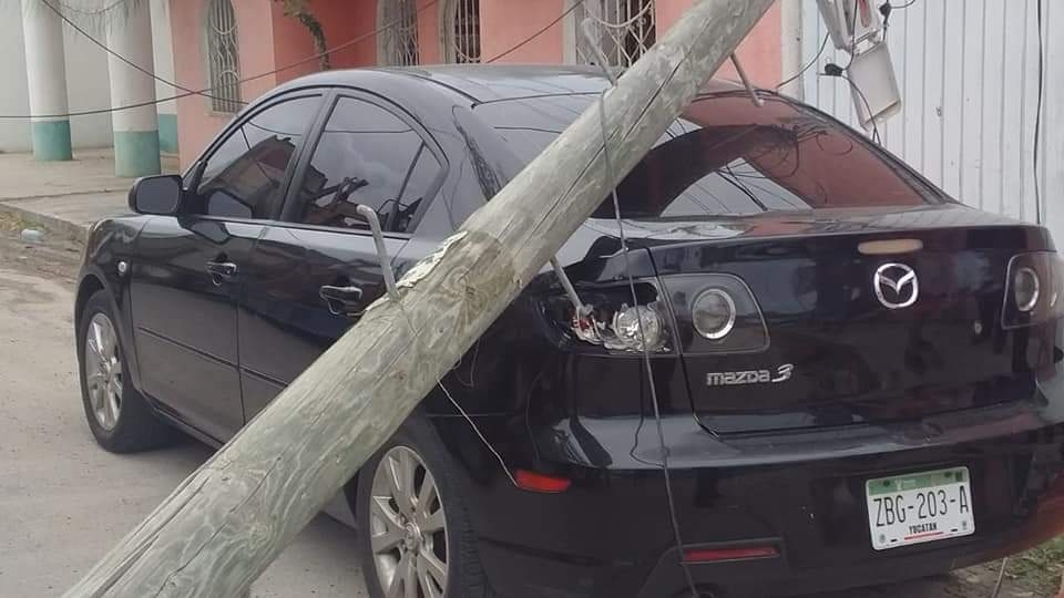 El poste cayó sobre un automóvil que se encontraba estacionado