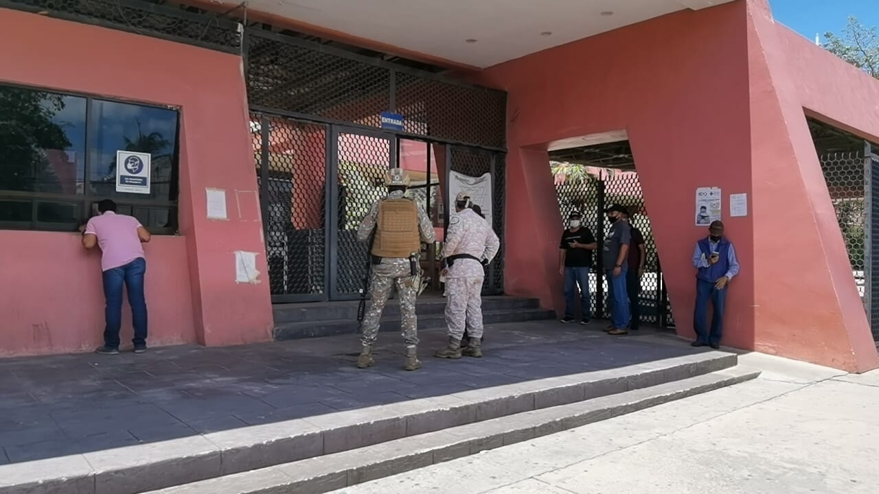 Elementos policiales no pudieron proceder en contra del joven y permaneció en el lugar