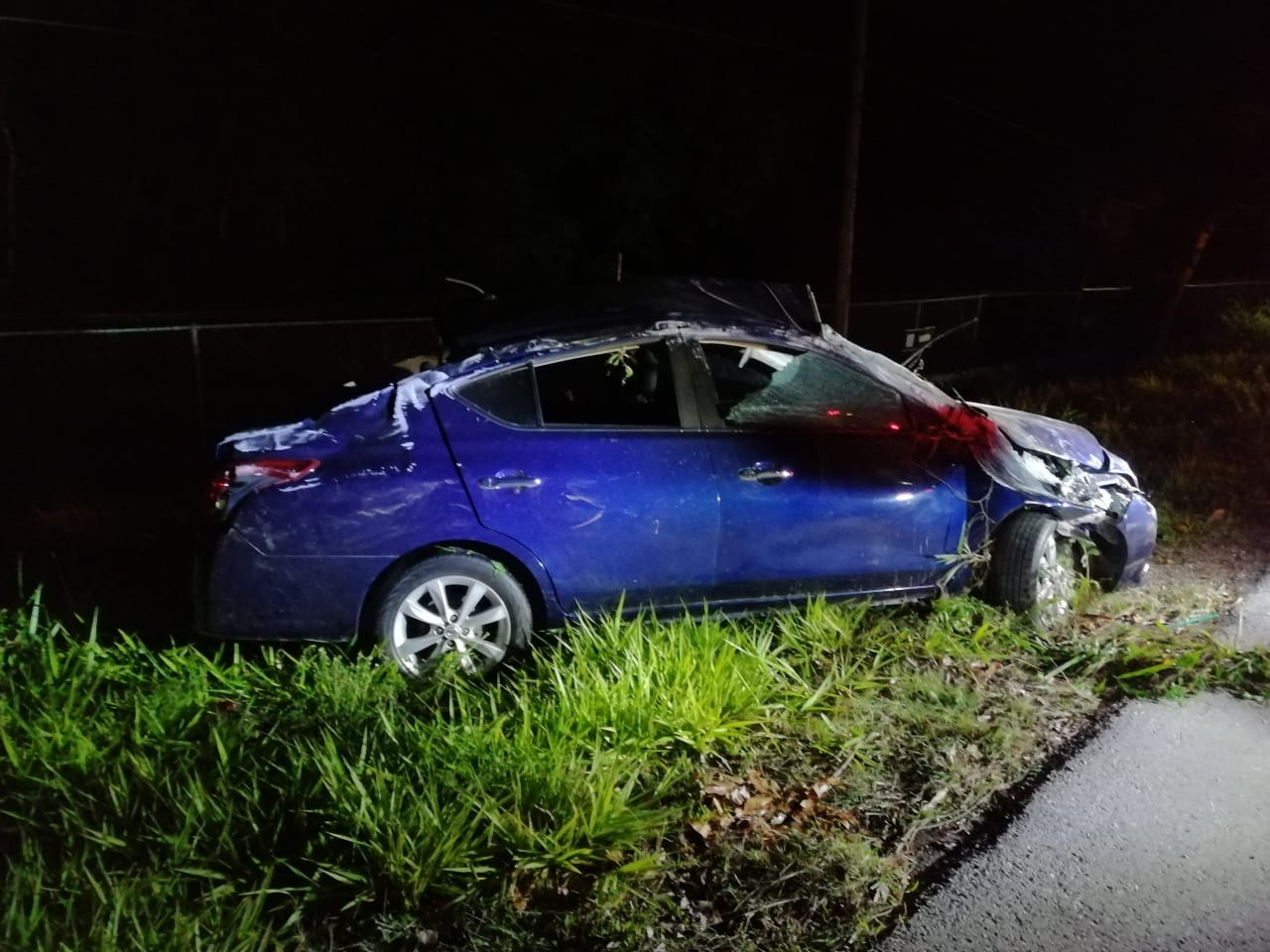 Encuentran auto volcado y abandonado a un costado del aeropuerto de Chetumal