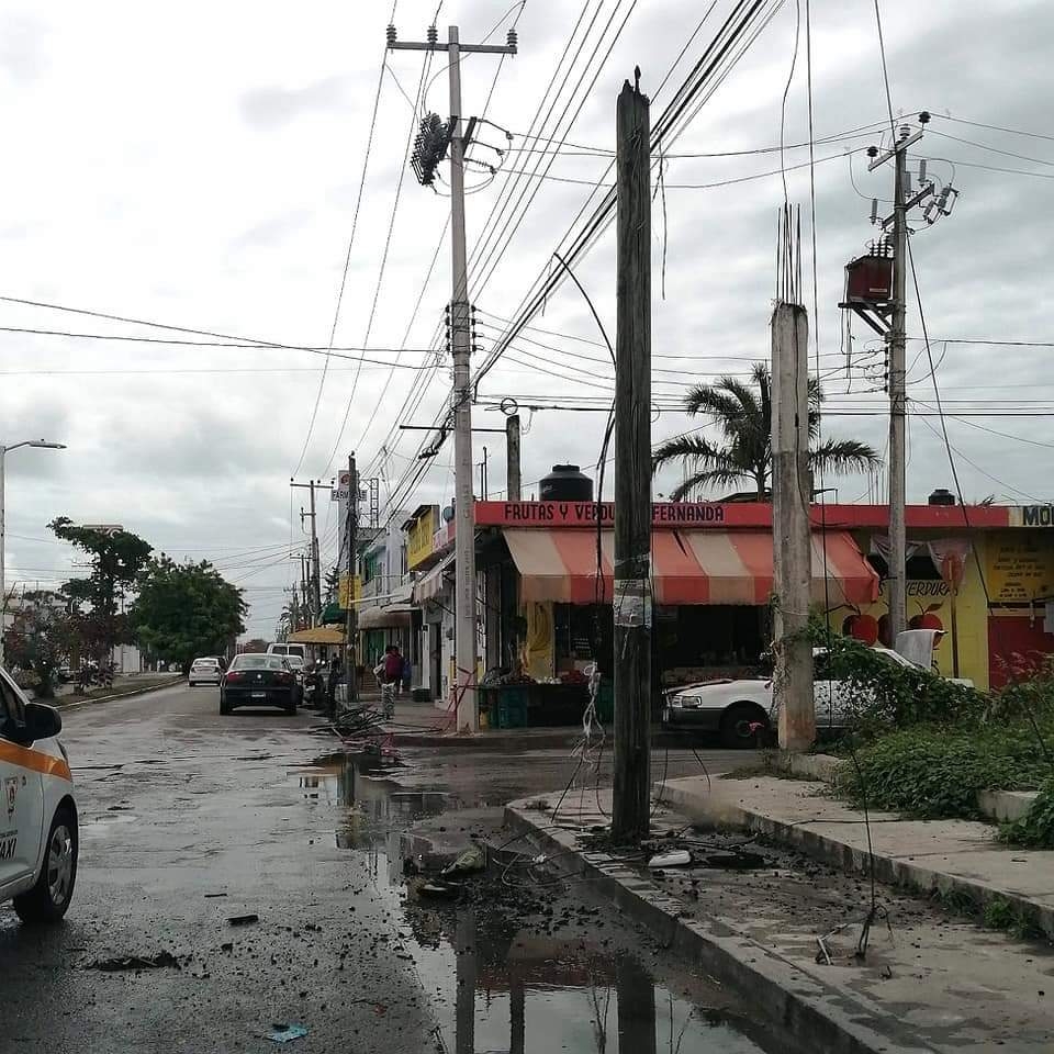 Sofocan incendio de poste frente al Mercado Andrés Quintana Roo en Chetumal