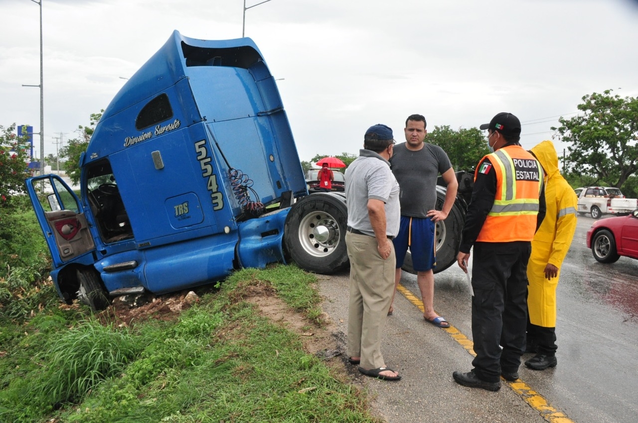 Tráiler se sale del Periférico de Mérida: VIDEO