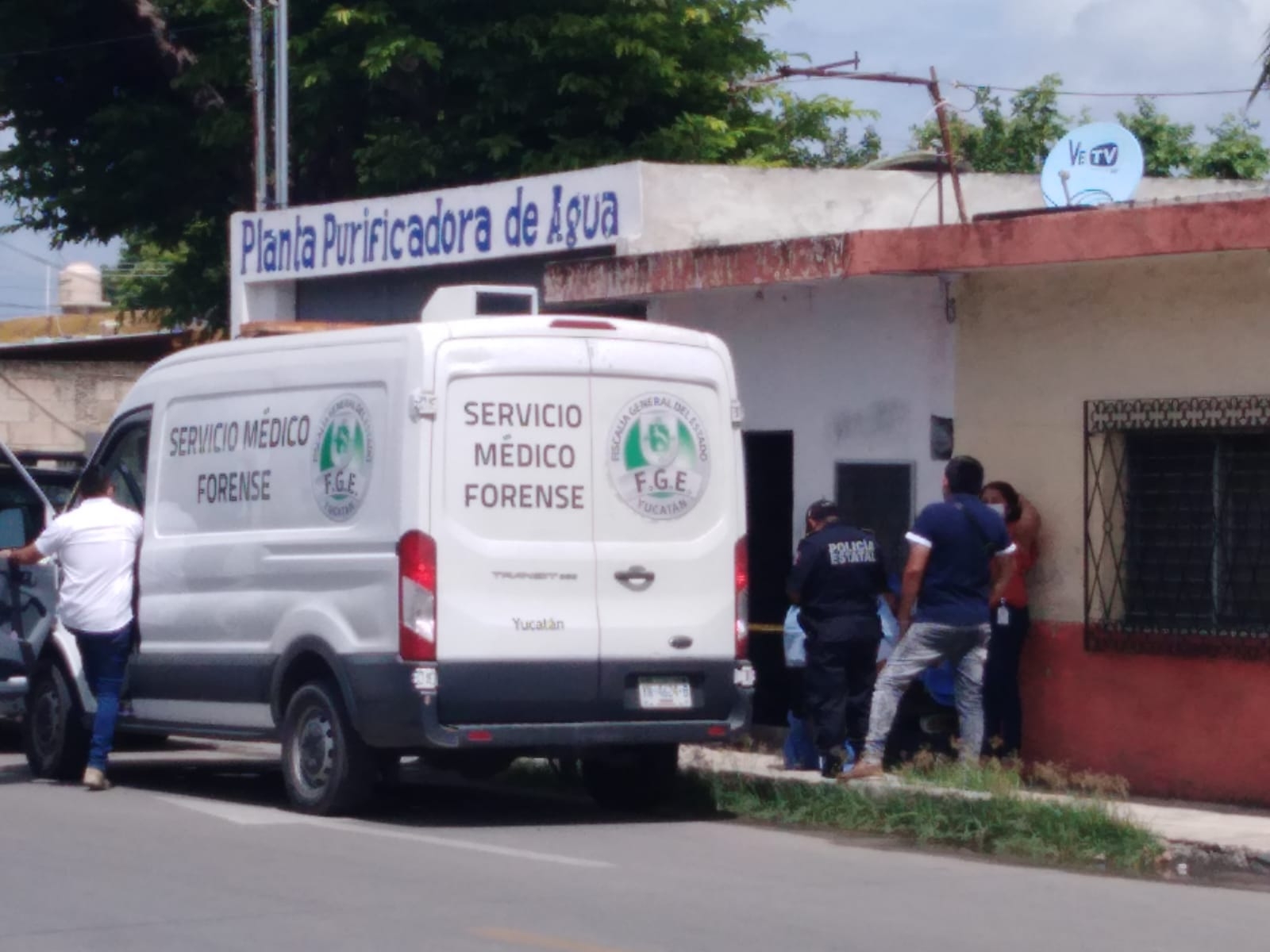 Al lugar llegaron elementos del Servicio Médico Forense para recoger el cuerpo, mientras que policías indagaban sobre la muerte del hombre