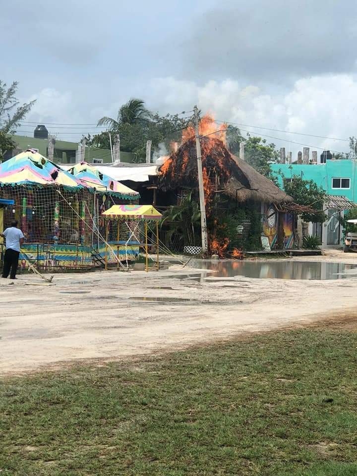 Se incendia restaurante 'El Crustáceo Cascarudo' en Holbox