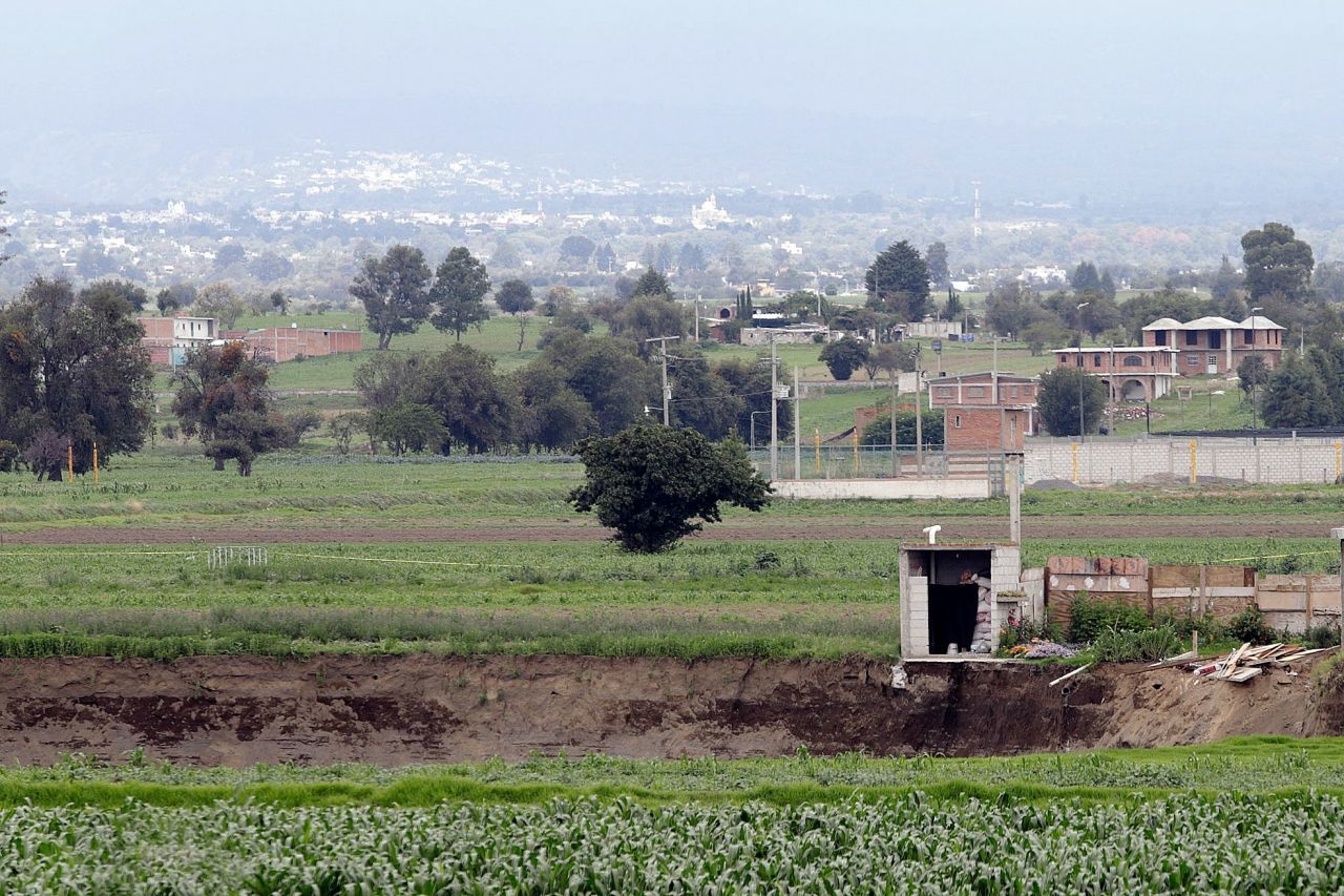 Gobierno de Puebla apoyará con un nuevo terreno y vivienda a los afectados por el socavón