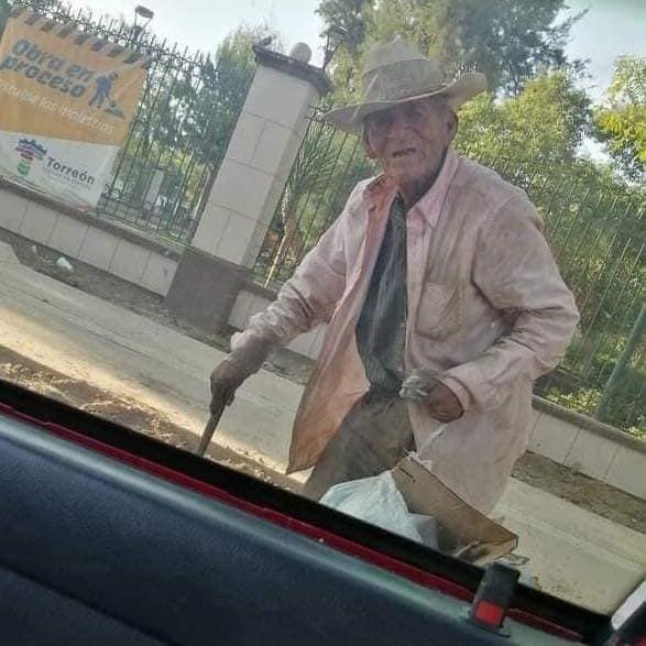 Familia adopta a abuelito de 108 años que vivía en la calle