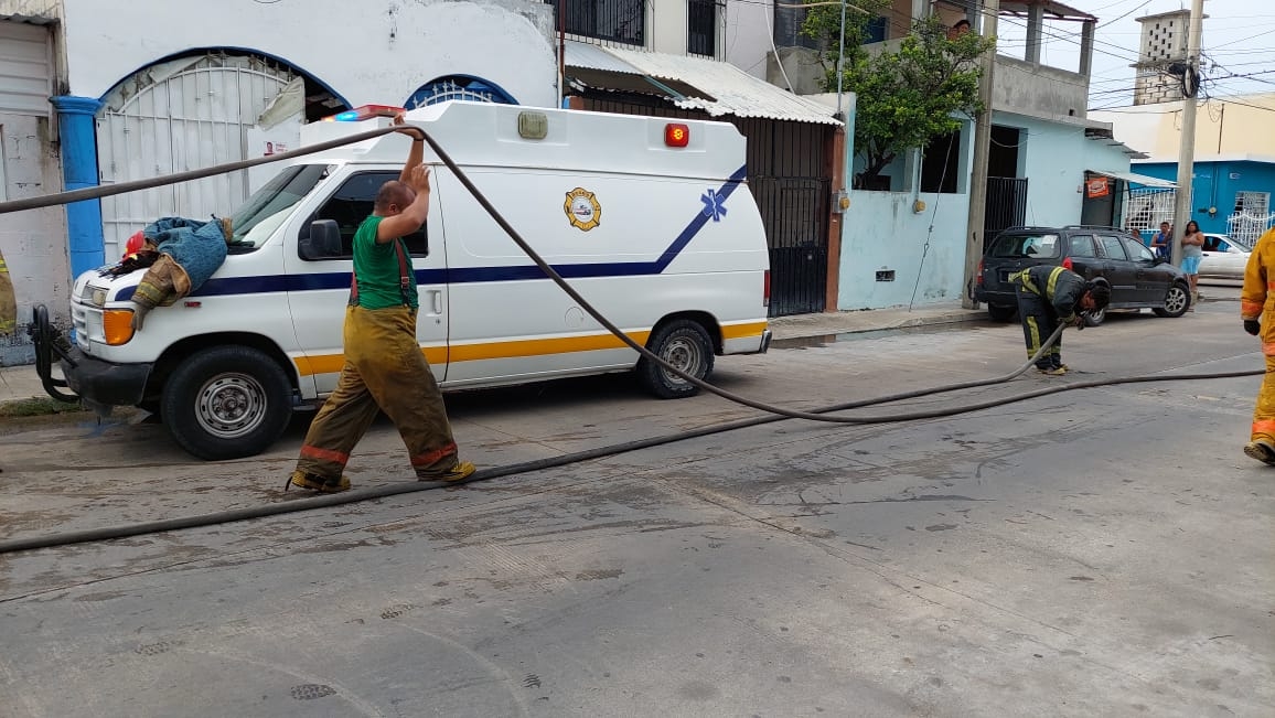 Incendio consume cuartos de lámina en la colonia Salitral, Ciudad del Carmen