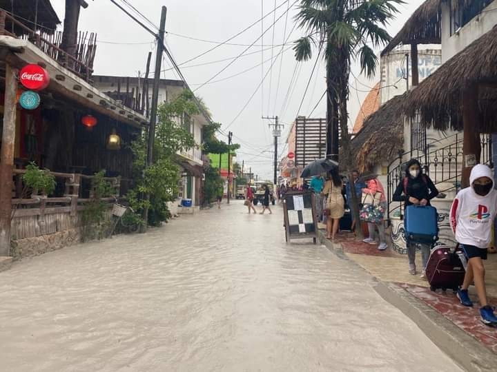 Lluvias en Holbox convierten a la isla en una Venecia tropical