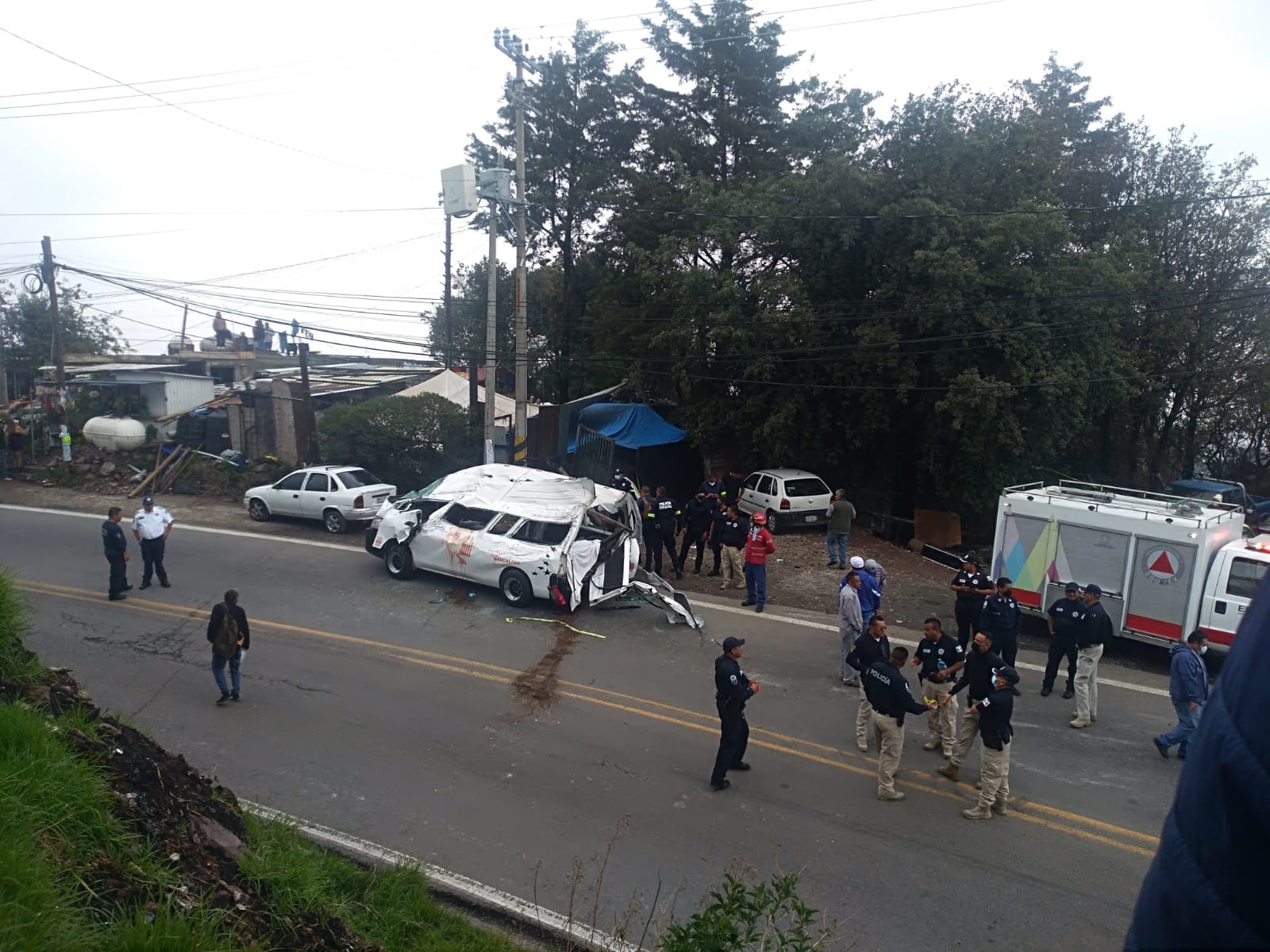 Tras el accidente vecinos de la zona acudieron al lugar con barretas y herramientas para abrir el toldo de la camioneta