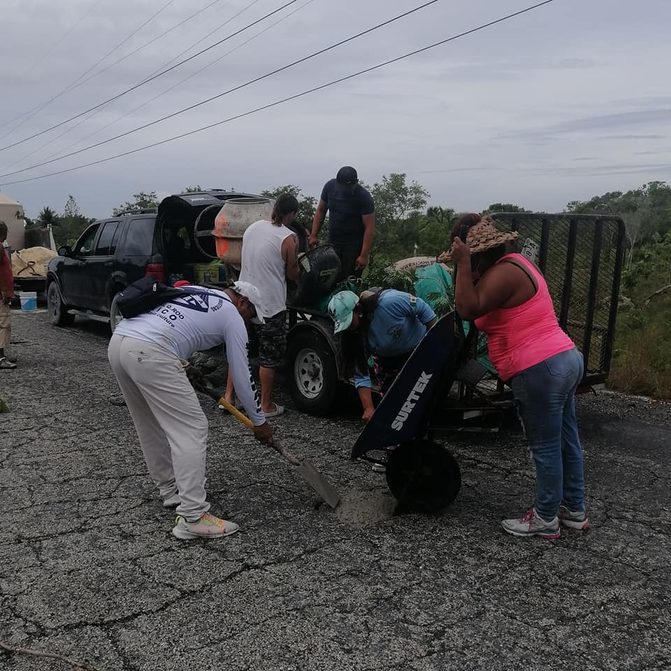 Tras una colecta, los colonos y prestadores de servicio decidieron ellos mismos reparar la dañada carretera a Mahahual