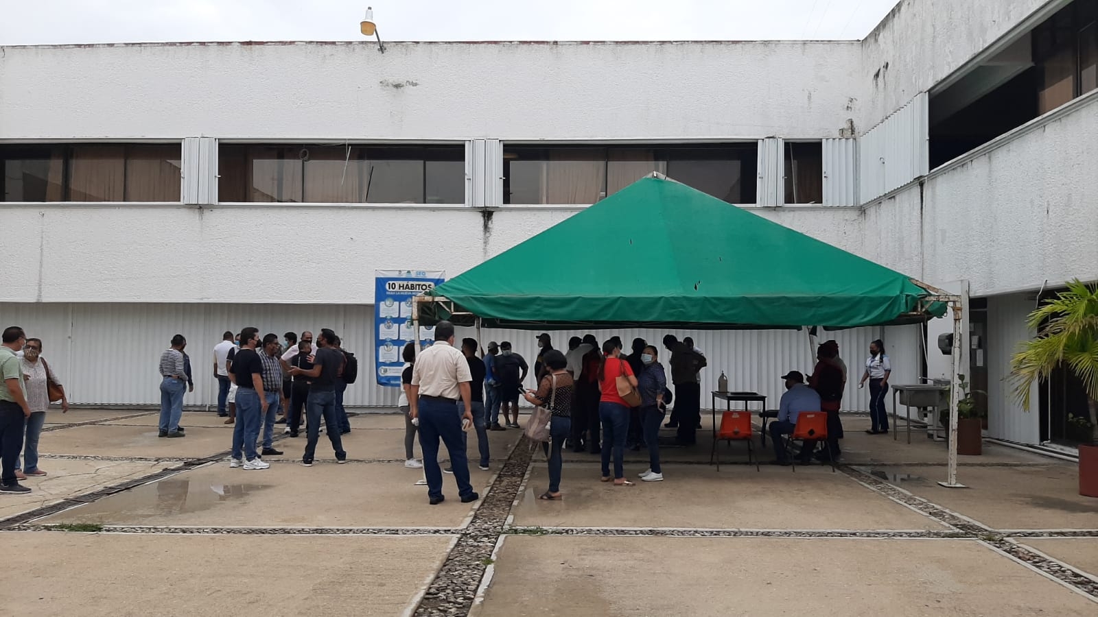 Maestros de Telesecundaria protestan en la Secretaría de Educación en Chetumal