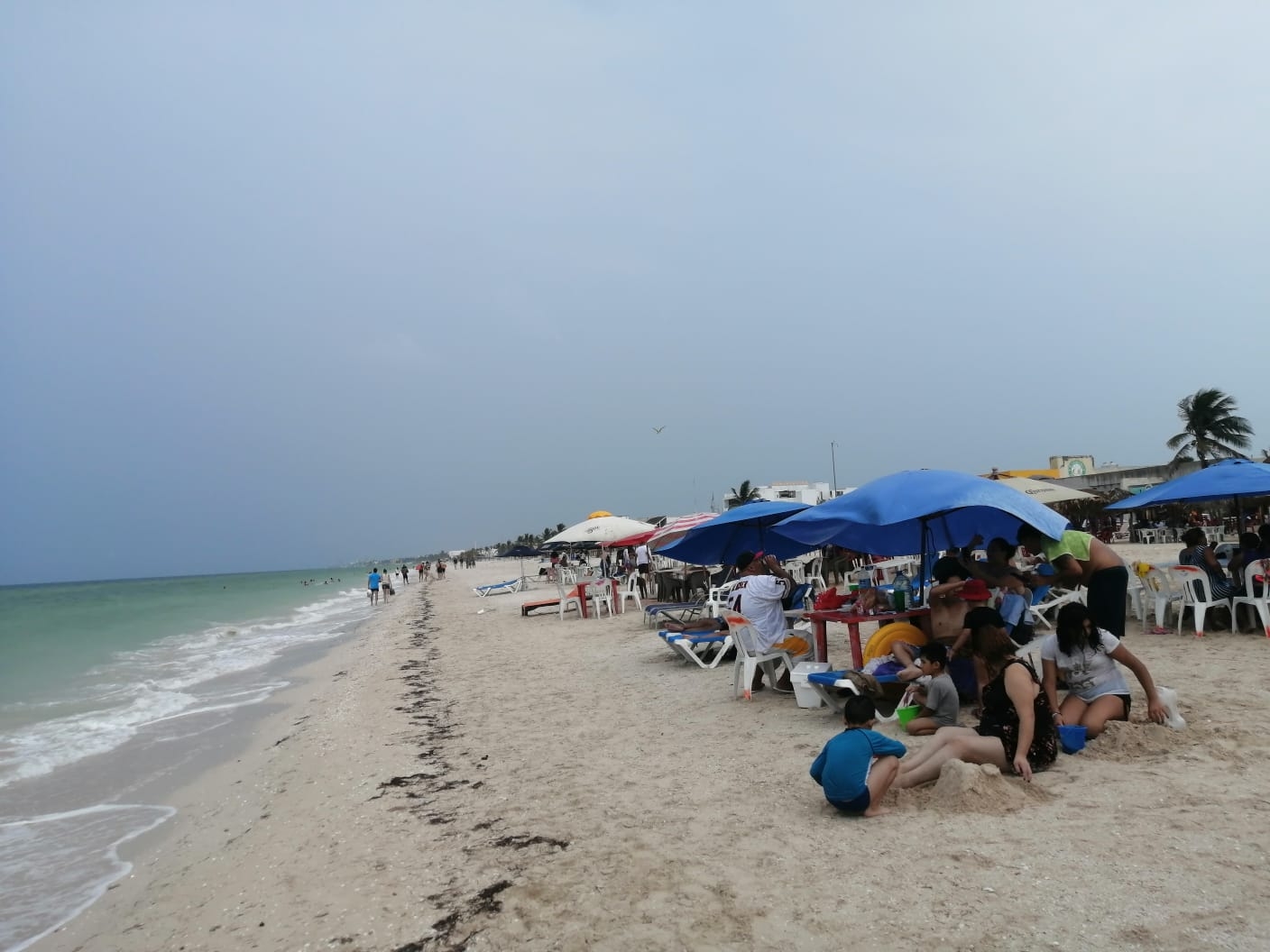 Playas de Progreso, Yucatán, reciben a 700 bañistas pese a lluvias