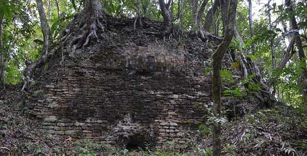 Escondida en medio de la selva de Quintana Roo, esta antigua ciudad maya es un núcleo urbano que tiene una extensión aproximada de 34 hectáreas