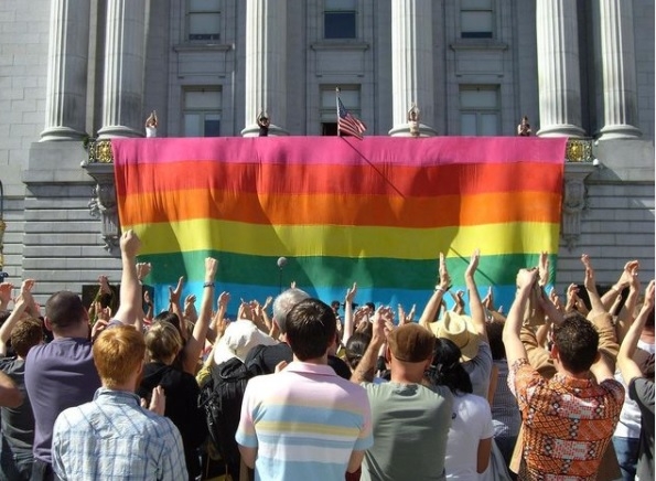 La bandera del arcoíris es el símbolo de la comunidad LGBTTI+ desde hace 43 años