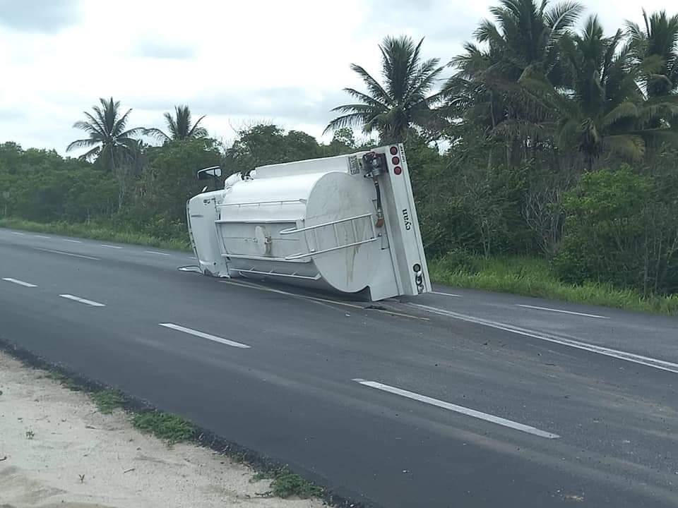 Pipa se vuelca por exceso de velocidad en carretera Champotón