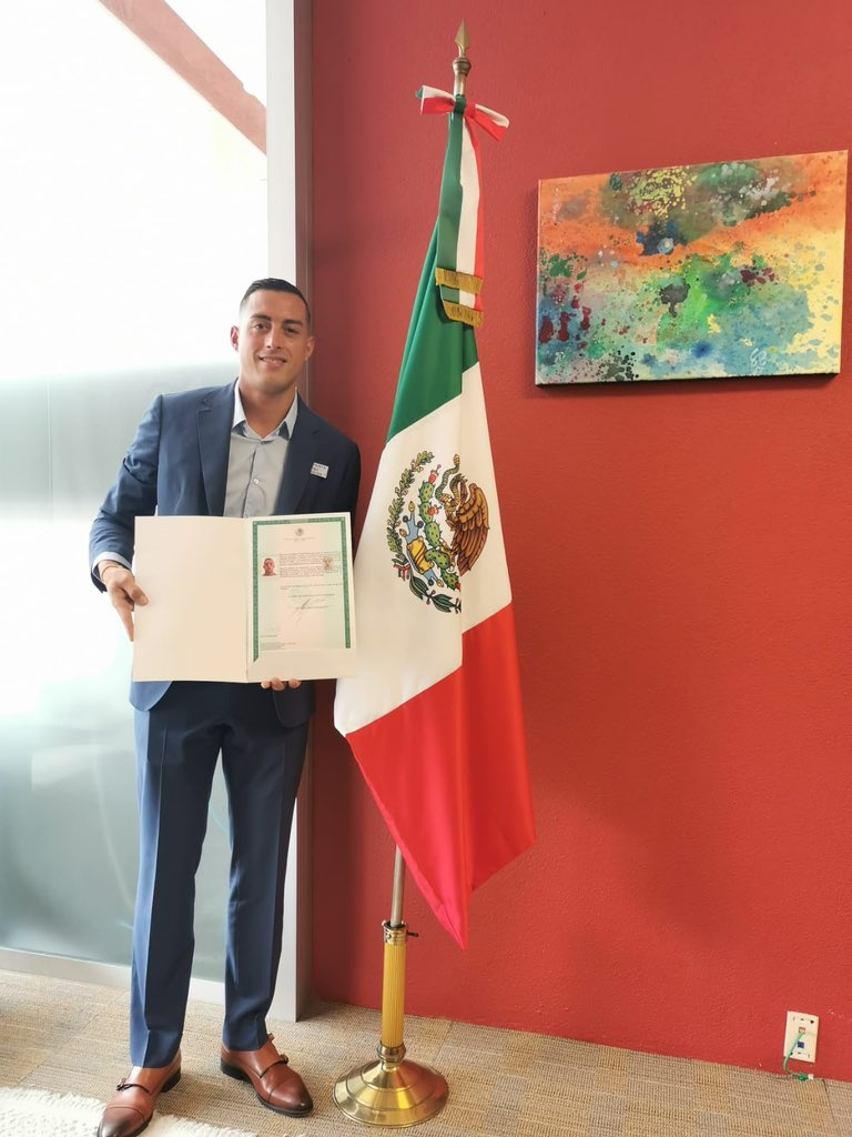 Funes Mori muestra sus documentos de ciudadanía