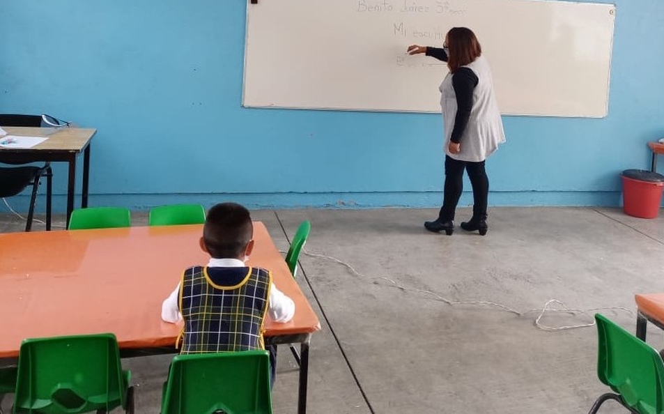 La directora de un kinder de Ecatepec tuvo que dar clase al único alumno que se presentó físicamente