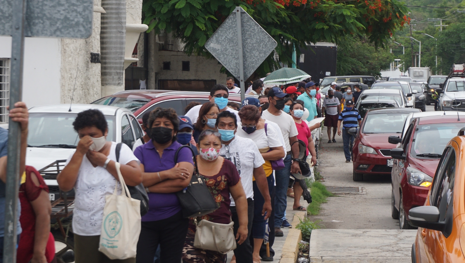 Vacuna contra el COVID-19 en Campeche: Ciudadanos incumplen sana distancia