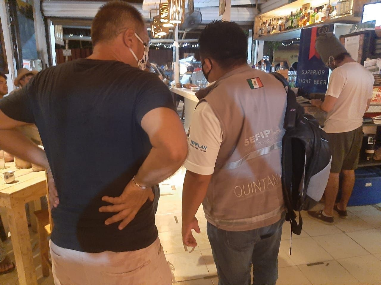 Clausuran 34 negocios por incumplir toque de queda en Playa del Carmen