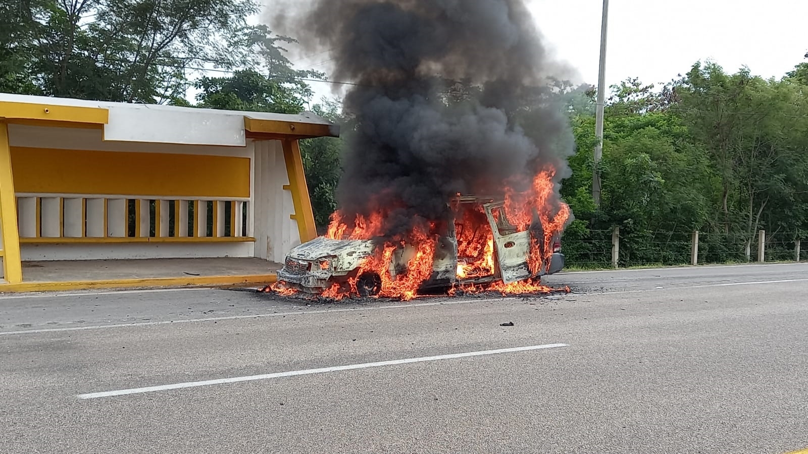 Familia se salva de morir calcinada en su camioneta en Campeche