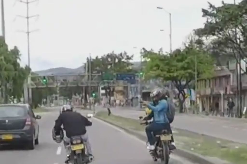 Joven intenta recuperar motocicleta y es baleado en plena carretera en Colombia: VIDEO