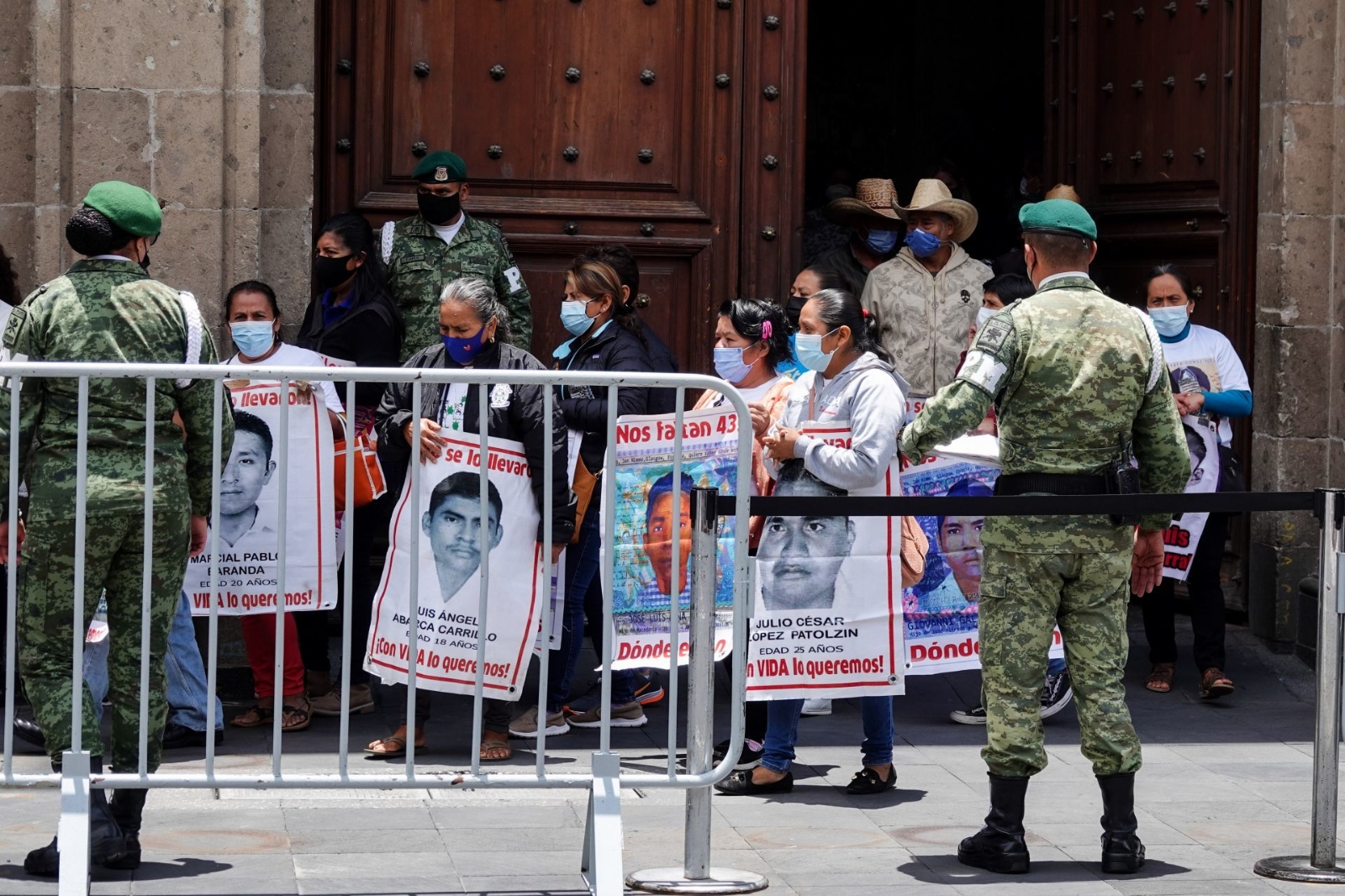 Padres de los 43 normalistas acuden a Palacio Nacional