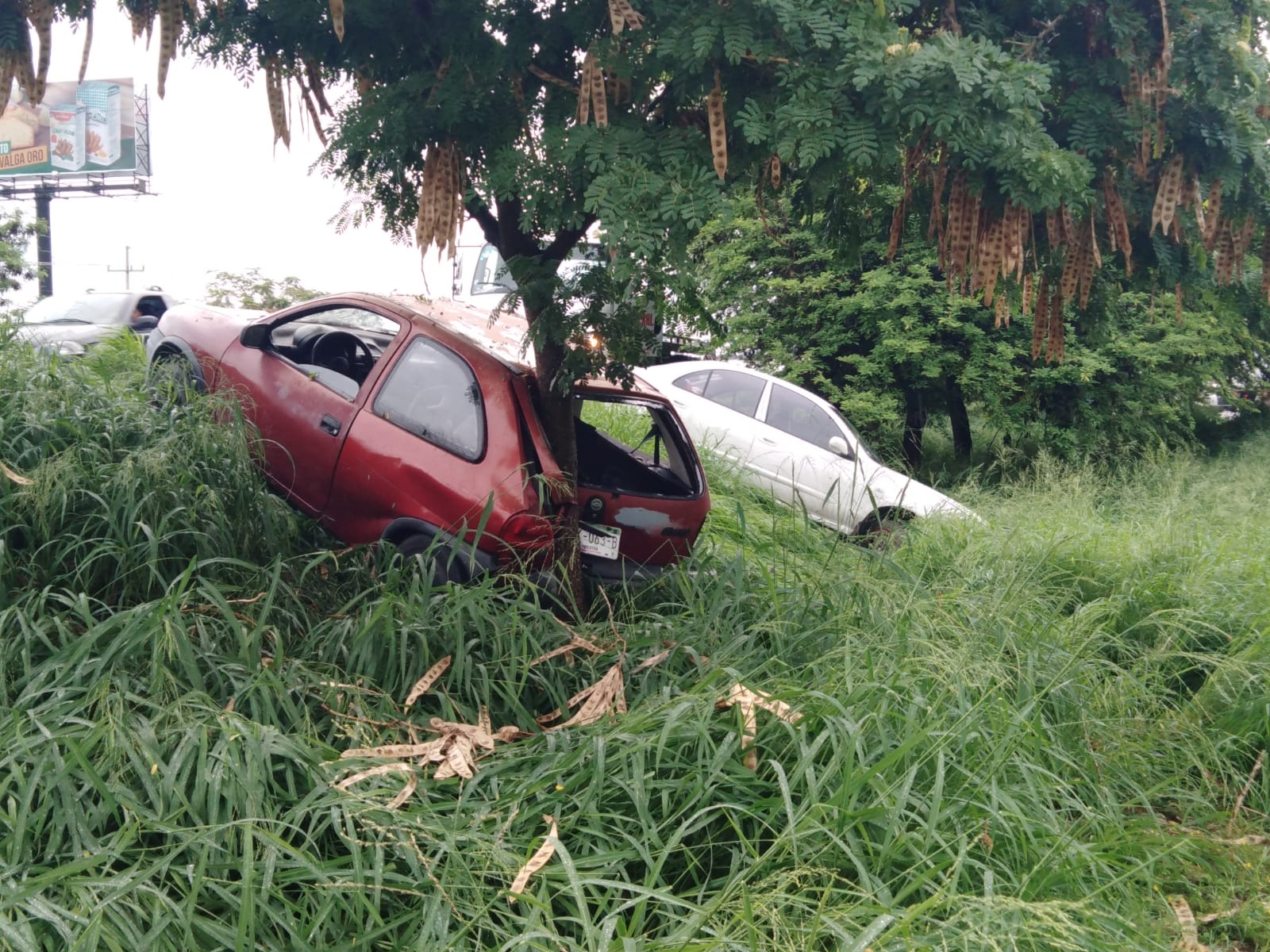 Automóviles chocan y se salen del Anillo Periférico de Mérida