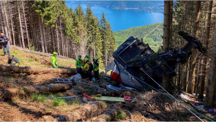 Cae teleférico en Italia dejando 14 muertos