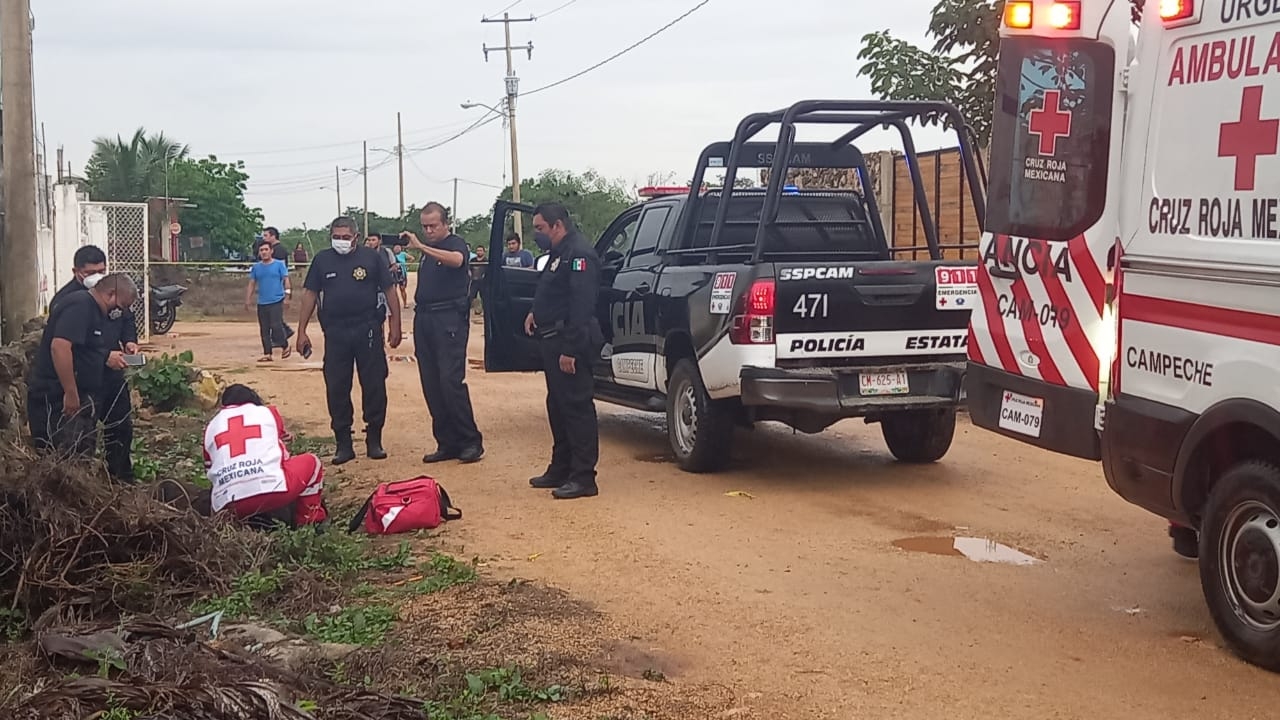 Al lugar de los hechos arribaron paramédicos de la Cruz Roja Mexicana y atendieron al sujeto que se encontraba tirado en el suelo