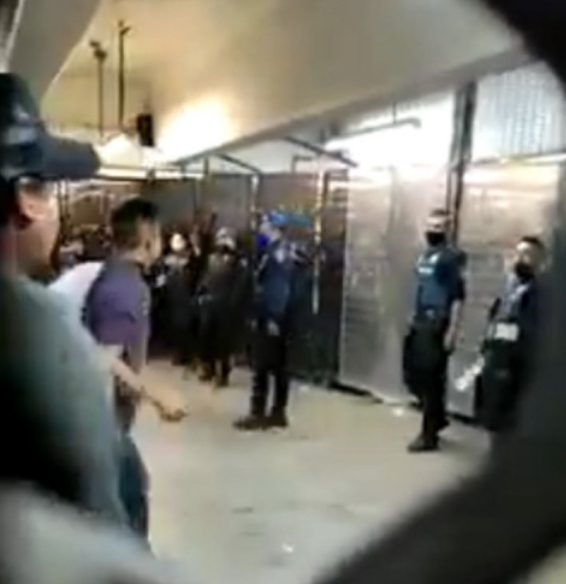 Así fue la pelea campal entre usuarios y policías en Metro de la CDMX: VIDEO