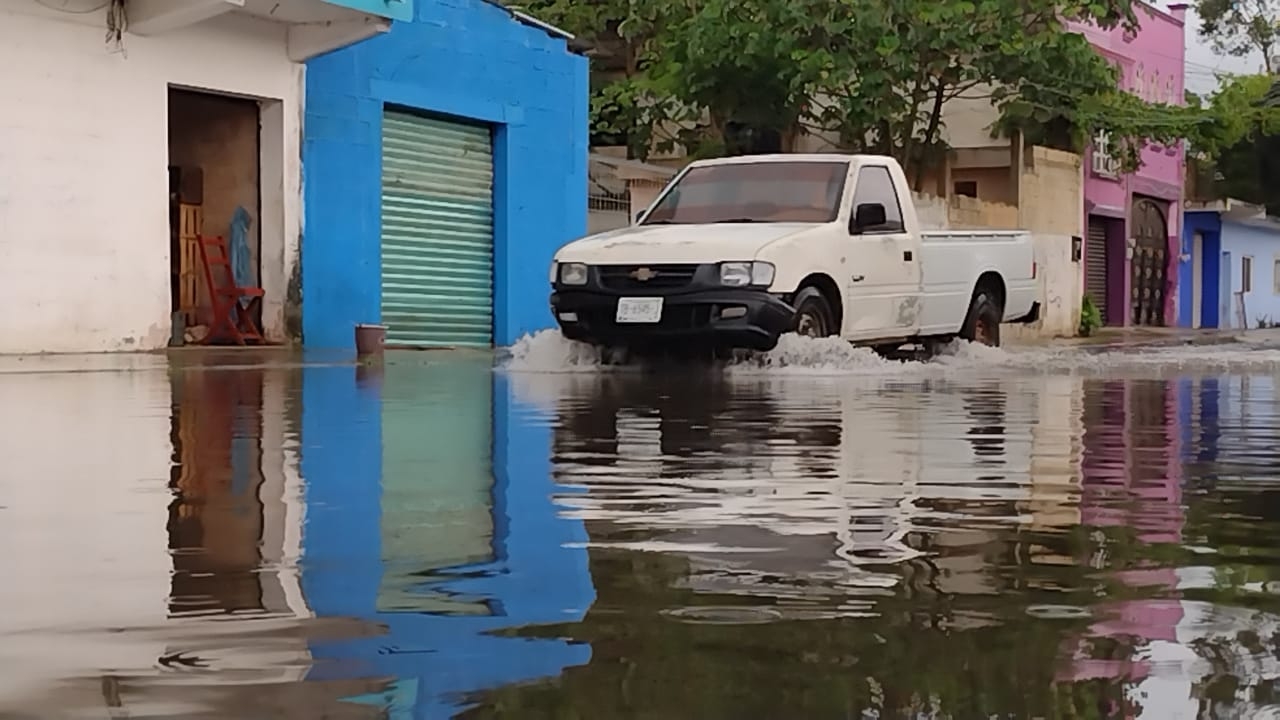 La calle 64 entre la avenida Lázaro Cárdenas y la calle 73 de la colonia Leona Vicario, el agua ha superado el nivel de la banqueta