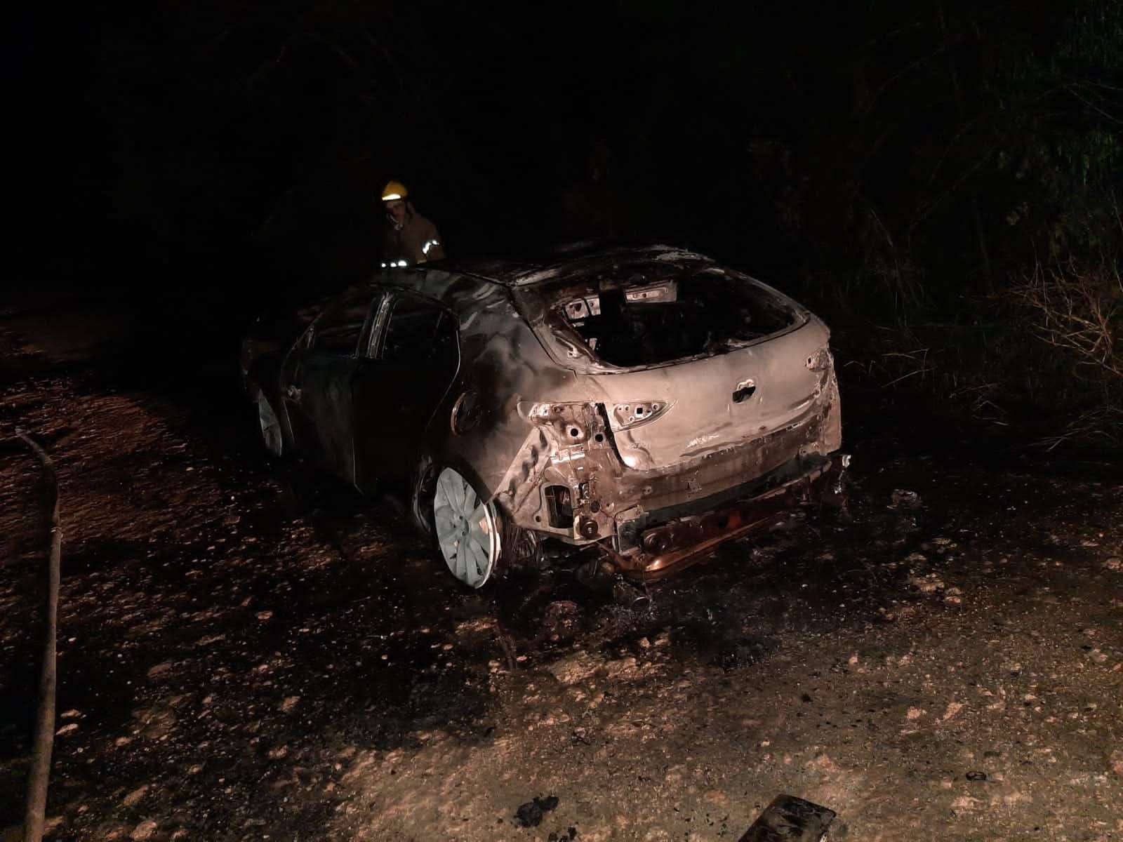 Automóvil Mazda con matrícula UTY-283-G fue incendiado
