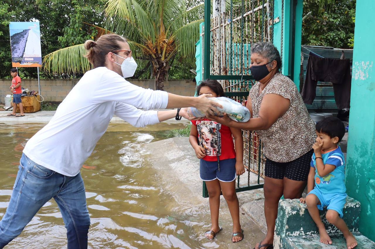 Entregan apoyos alimentarios a familias afectadas por las inundaciones en Progreso